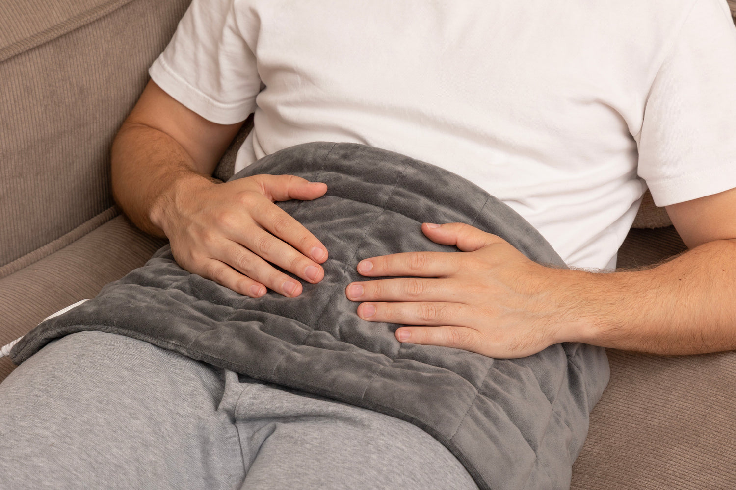 Warmtekussen als alternatief voor de kruik: wat werkt beter bij buikpijn en menstruatieklachten?