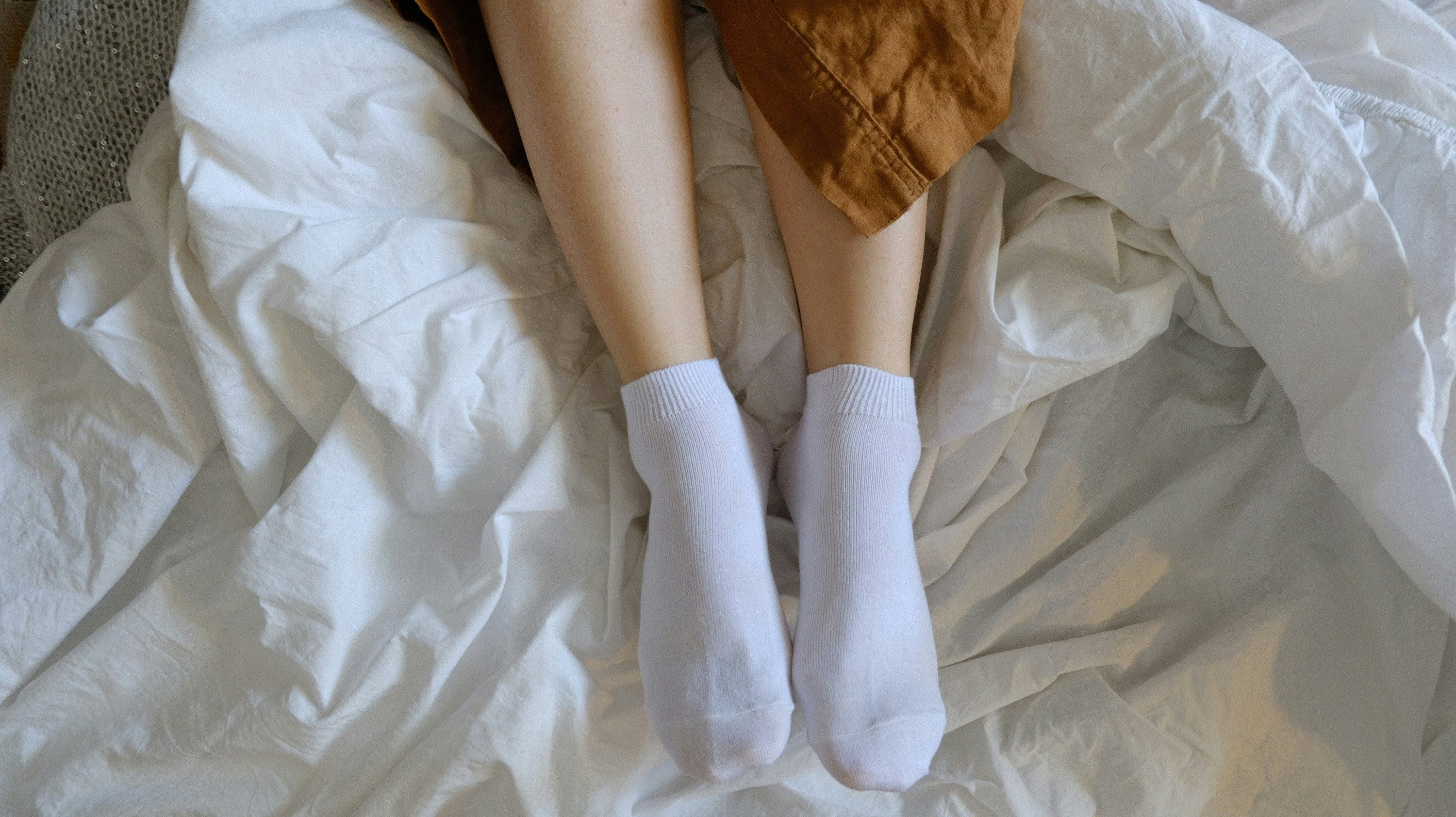 Altijd koude voeten in bed? Zo los je het comfortabel op