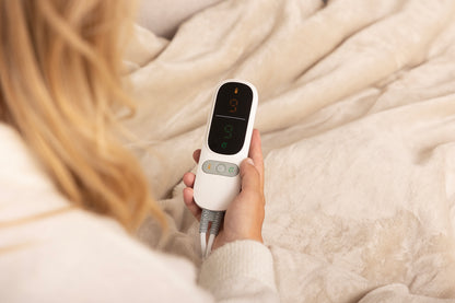 Detail van vernieuwde afstandsbediening van de elektrische warmtedeken van Serenova, met 9 warmtestanden en timerfunctie voor optimaal comfort en gebruiksgemak.