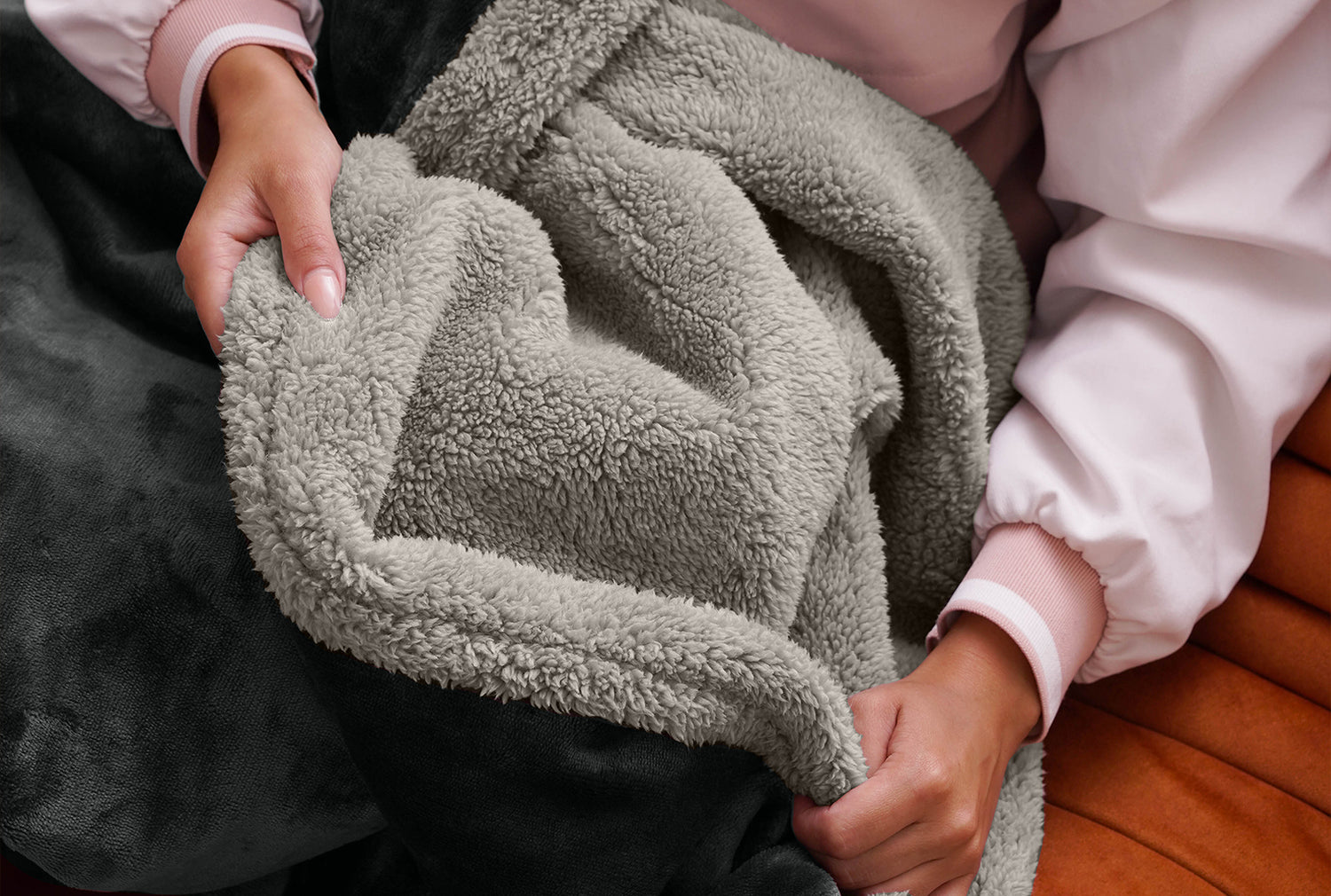 Close-up van de zachte sherpa binnenkant van een Seranova warmtedeken – luxe comfort tot in detail.