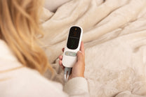 Detail van vernieuwde afstandsbediening van de elektrische warmtedeken van Seranova, met 9 warmtestanden en timerfunctie voor optimaal comfort en gebruiksgemak.