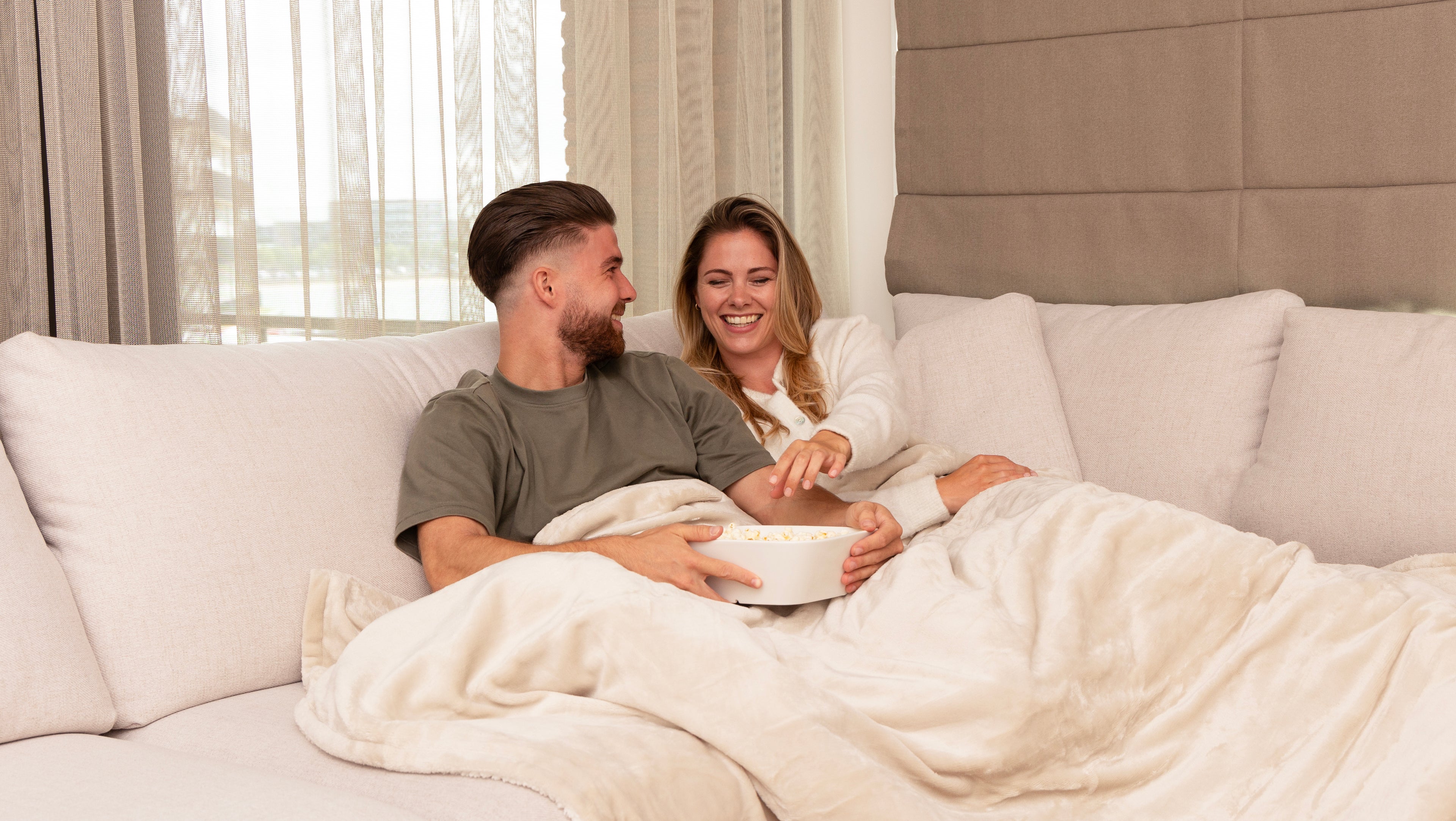 Groot elektrisch warmtedeken voor twee personen – samen knus op de bank genieten van warmte en gezelligheid.