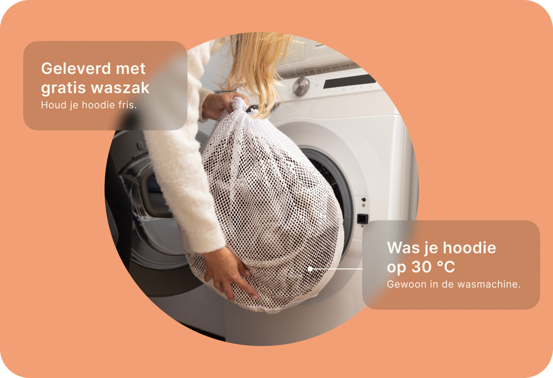 Vrouw stopt verwarmde Snuggle Hoodie van Seranova in wasmachine met gratis waszak – wasbaar op 30°C