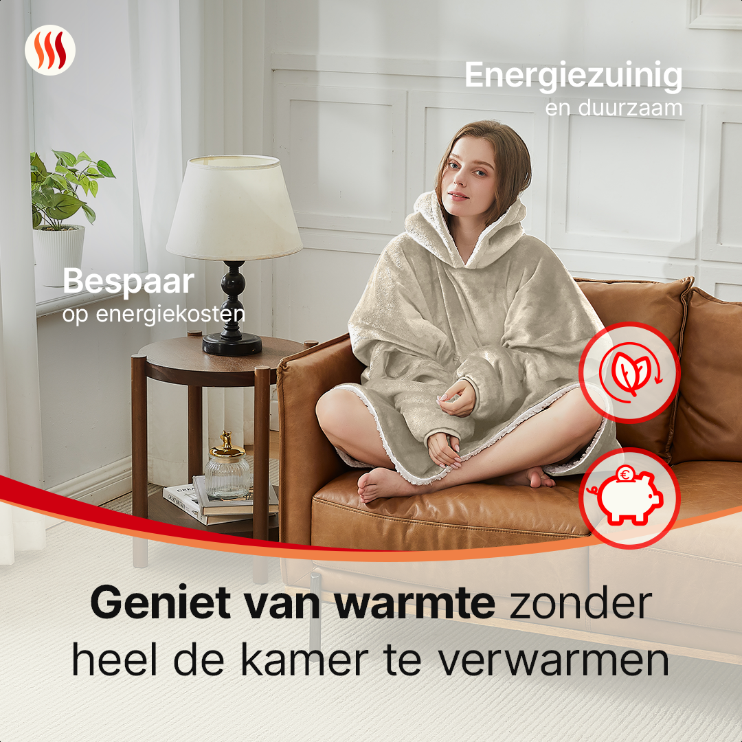 Vrouw draagt elektrische deken hoodie van Seranova op de bank – energiezuinige manier om warm te blijven zonder verwarming aan te zetten. 