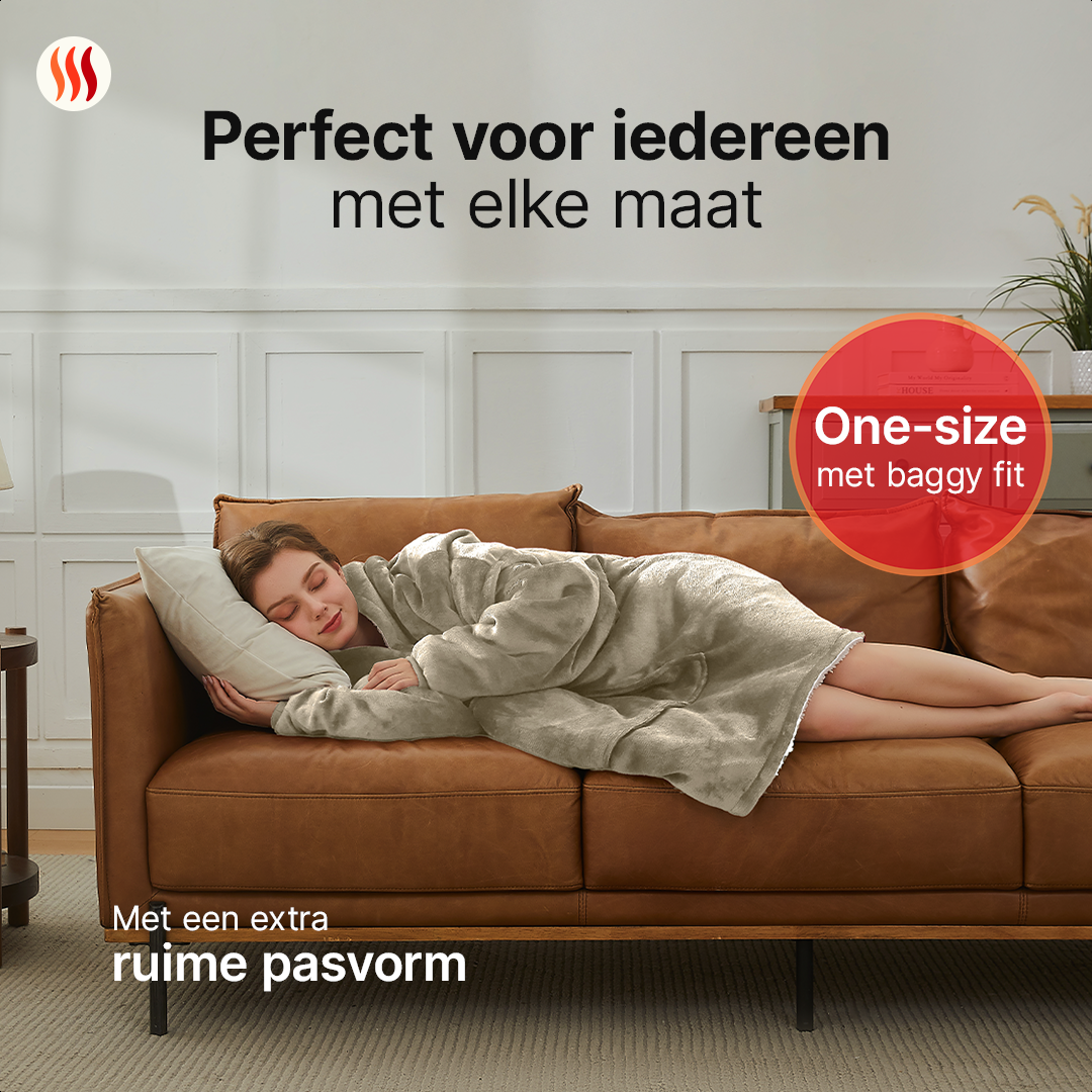 Vrouw ligt ontspannen op bank in oversized Seranova Snuggle Hoodie – one-size met ruime baggy fit voor elk lichaamstype.