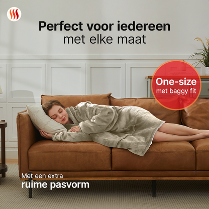 Vrouw ligt ontspannen op bank in oversized Seranova Snuggle Hoodie – one-size met ruime baggy fit voor elk lichaamstype.