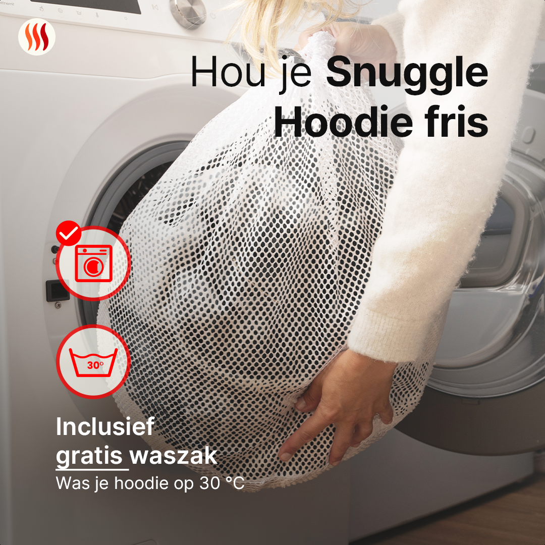 Vrouw stopt Seranova Snuggle Hoodie in wasmachine met meegeleverde waszak – wasbaar op 30 graden