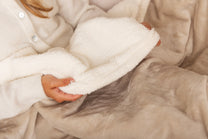Detail van de superzachte sherpa binnenzijde van de elektrische warmtedeken van Seranova – voor ultiem comfort en luxe warmte.