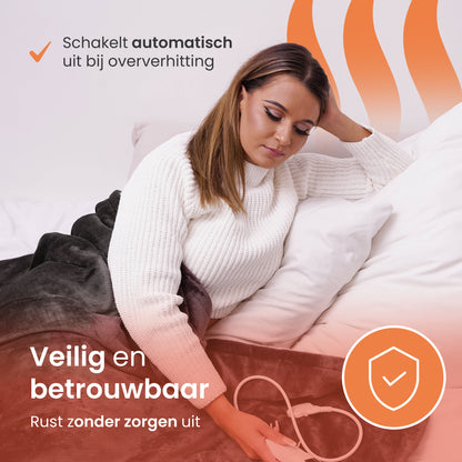 Vrouw ontspannen met veilige elektrische warmtedeken met automatische uitschakeling bij oververhitting.