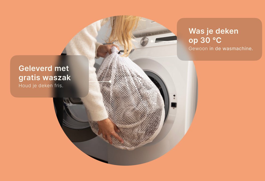 Vrouw stopt elektrische warmtedeken van Seranova in wasmachine met gratis waszak – wasbaar op 30°C.